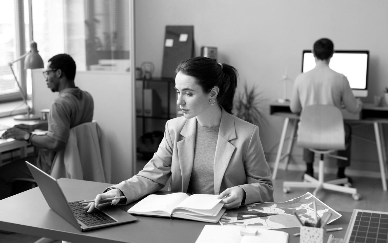 Equipo analizando métricas financieras compartidas